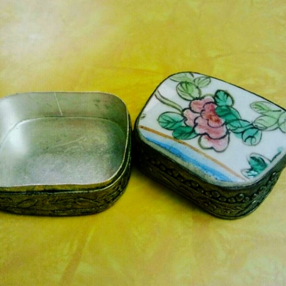 Vintage "Ladies" Metal Box With Painted Tile - Picture 2 of 2